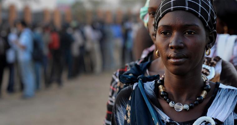 Le visage d’une femme est visible alors qu’elle se tient dans une longue file de personnes attendant de voter à Juba, au Soudan du Sud.