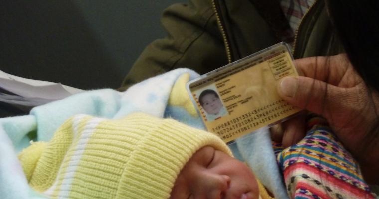 Un bébé reçoit une carte d'identité